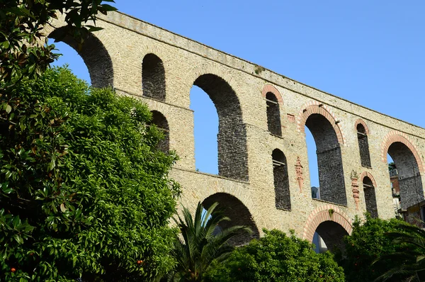 Ruinerna av antika medeltida akvedukt i Kavala, Grekland — Stockfoto