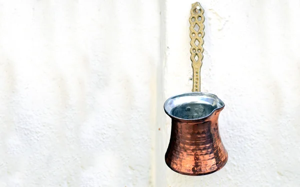 Vieja cafetera de cobre colgada en la pared —  Fotos de Stock
