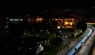 Güzel bir gece manzarasına Kavala, Yunanistan