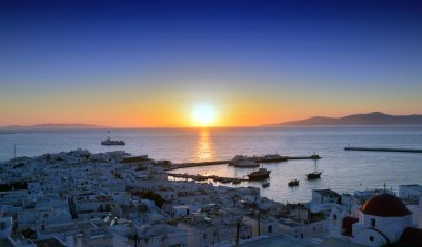 Güzel gün batımı, Mikonos kentinin görünümü