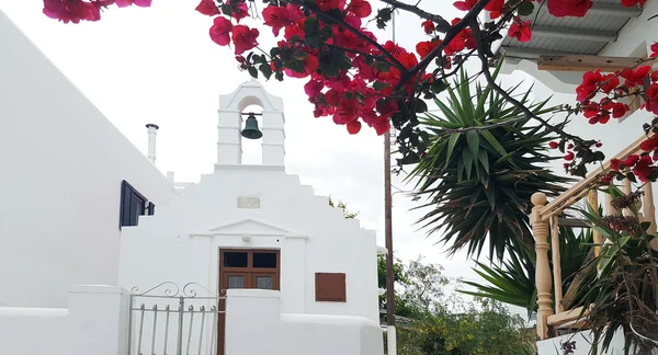 Witte kerk en rode Bougainvillea in Mykonos — Stockfoto