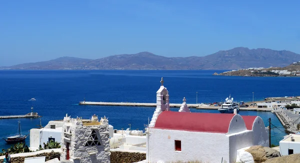 Traditionella kyrkan över staden Mykonos, Grekland — Stockfoto