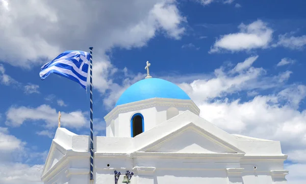 Una tipica chiesa bianca con cupola blu — Foto Stock