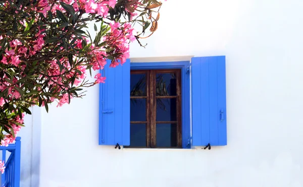 Yunanistan eski Beyaz Saray'a mavi pencere — Stok fotoğraf