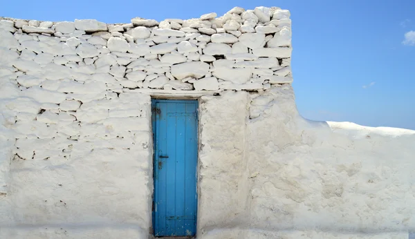 Gammal målad blå dörr på vitkalkade väggen — Stockfoto