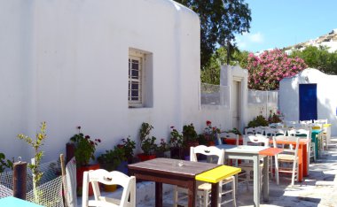 Taverna masalarda Caddesi Mykonos Adası, Yunanistan