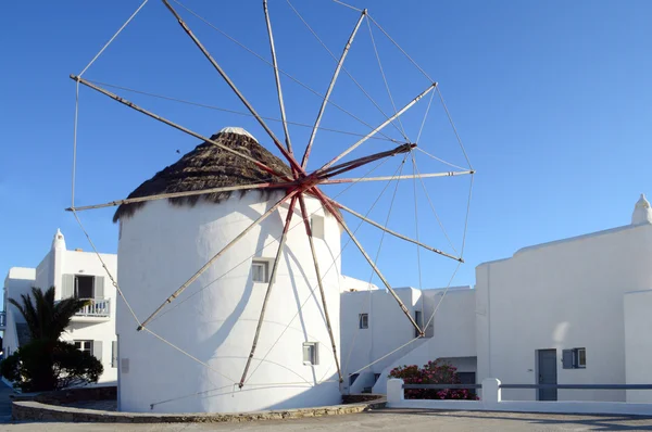 Väderkvarn i staden Mykonos, Grekland — Stockfoto