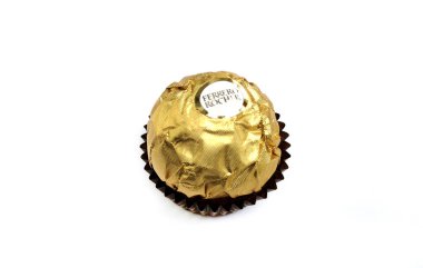 Bu SALONIKI, GREECE - 5 Kasım 2020 Ferrero Rocher marka çikolatalı şekerler beyaz arka planda
