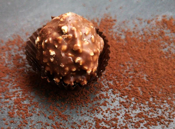 Läcker Choklad Godis Boll Med Fyllning Och Nötter Mörk Bakgrund — Stockfoto