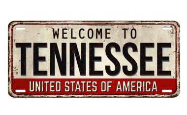 Beyaz arka plandaki Tennessee klasik paslı metal plakaya hoş geldiniz.