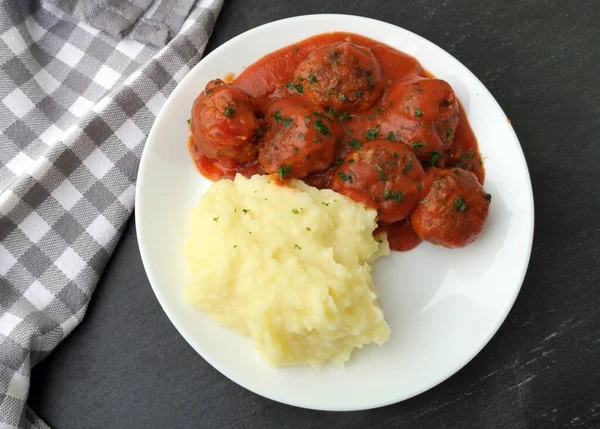 Deliciosas Albóndigas Salsa Tomate Con Puré Papas Servidas Plato Blanco —  Fotos de Stock