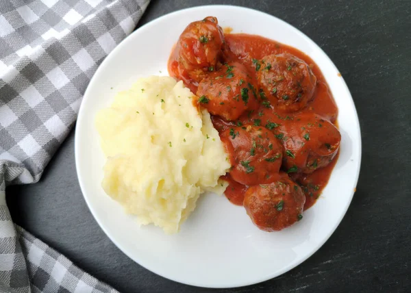 Deliciosas Albóndigas Salsa Tomate Con Puré Papas Servidas Plato Blanco —  Fotos de Stock