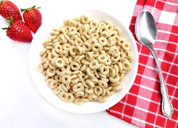 Whole Grain Cereal Rings Bowl Strawberries Table Healthy Breakfast — Zdjęcie stockowe