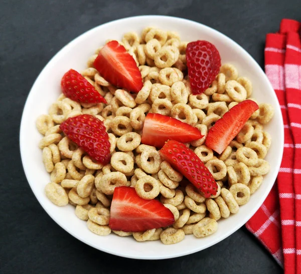 Whole Grain Cereal Rings Bowl Strawberries Table Healthy Breakfast —  Fotos de Stock