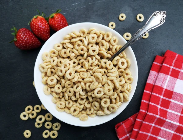 Whole Grain Cereal Rings Bowl Strawberries Table Healthy Breakfast — Photo