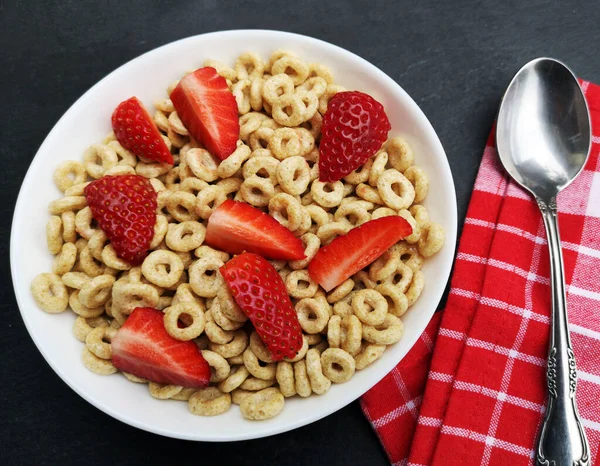 Whole Grain Cereal Rings Bowl Strawberries Table Healthy Breakfast — Photo