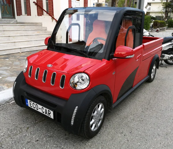 2021年4月29日ギリシャ プラタナス市内に駐輪する赤い電気自動車 — ストック写真