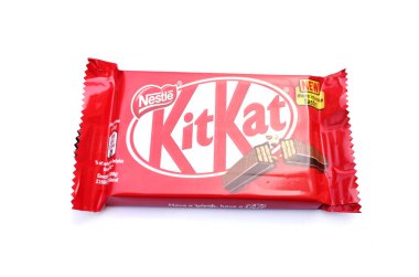 Bu SALONIKI, GREECE - 30 Nisan 2021: Beyaz arka planda Kit Kat çikolatası. Bar Kit Kat, Nestle şirketi tarafından üretiliyor..