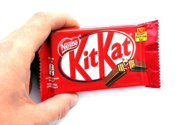 Bu SALONIKI, GREECE - 30 Nisan 2021: Beyaz arka planda Kit Kat çikolatası. Bar Kit Kat, Nestle şirketi tarafından üretiliyor..