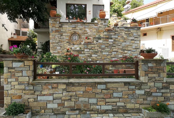 Współczesny Kamienny Dom Frontowe Wejście Doniczkami Kwiatów Grecji — Zdjęcie stockowe