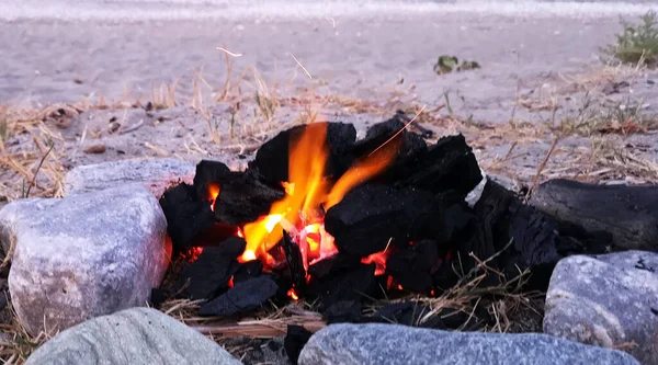 Brennende Kohlen Brennen Strand Konzept Der Sommerferien — Stockfoto