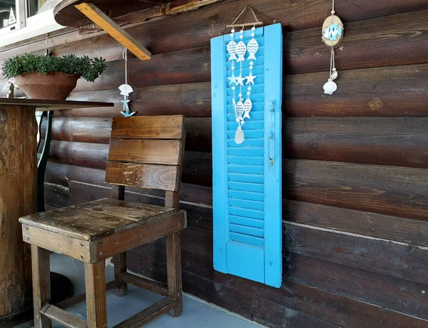Hermoso Lugar Con Silla Madera Obturador Azul Como Decoración Casera — Foto de Stock