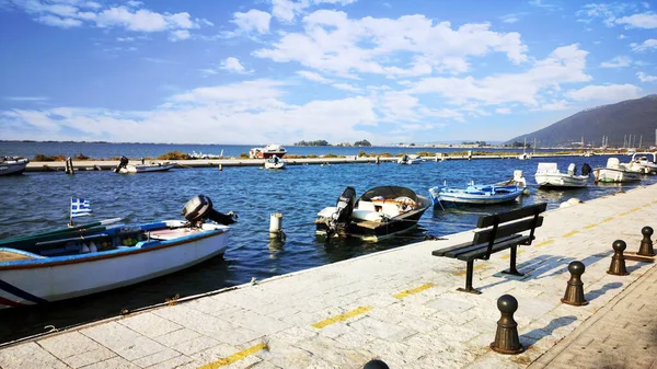 Yunanistan Lefkada Kentinde Deniz Kenarında Kayıklar Yaya Sokakları — Stok fotoğraf