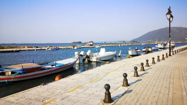 Barcos Rua Pedonal Perto Mar Cidade Lefkada Grécia — Fotografia de Stock