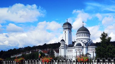 Romanya 'nın Sighisoara kentindeki Tarnava Nehri' nin yanındaki Kutsal Üçlü Ortodoks Kilisesi