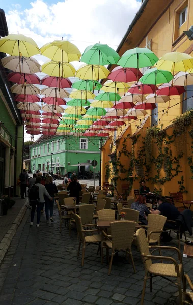 Sighisoara Rumunsko Září 2021 Suspendované Deštníky Nad Starou Ulicí Sighisoaře — Stock fotografie