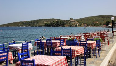 Ahşap sandalye ile Yunan tavernası