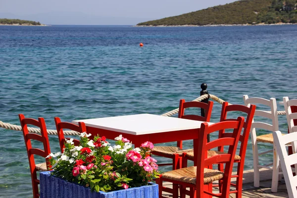 Griechische Taverne mit Holzstühlen — Stockfoto