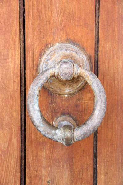 Starożytne drewniane drzwi z starych drzwi Kołatka — Zdjęcie stockowe