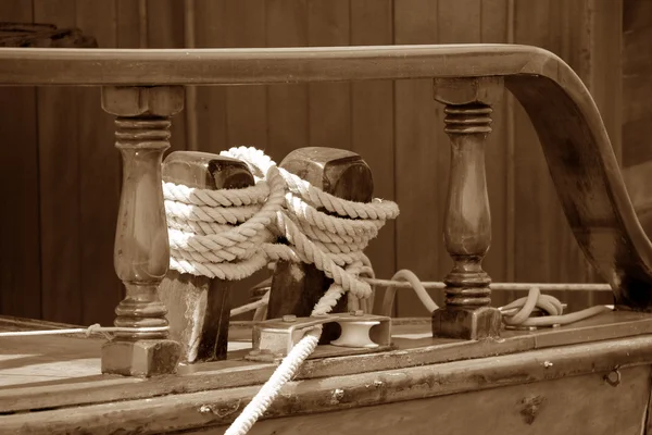 Σχοινιά και τα ξύλινα κολωνάκια σε ένα πλοίο που ταξιδεύουν με τόνο σέπια — Φωτογραφία Αρχείου