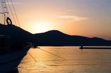 Limenas gün batımında