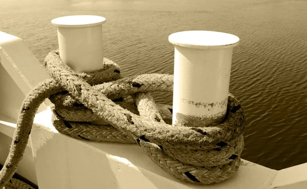 Bollards em navio com cordas no mar — Fotografia de Stock