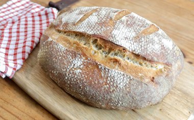 Ev yapımı zanaatkar ekmeği ya da ahşap masada ekşi ekmek.