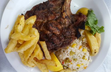 Kızarmış domuz pirzolası, cips ve pirinç