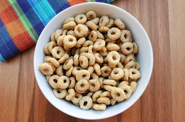 Anillos de cereales en tazón —  Fotos de Stock