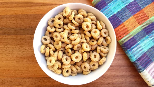 Anillos de cereales en tazón —  Fotos de Stock