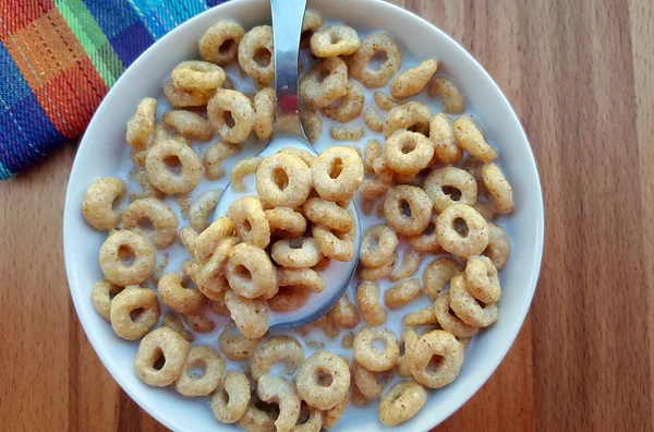 Anillos de cereales en tazón —  Fotos de Stock