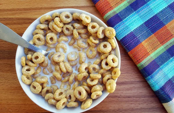 Anillos de cereales en tazón —  Fotos de Stock