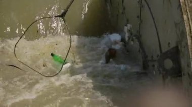 Net ile şehir nehir kirli temizlik