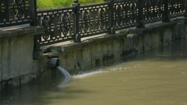 Wasserverschmutzung im Fluss — Stockvideo