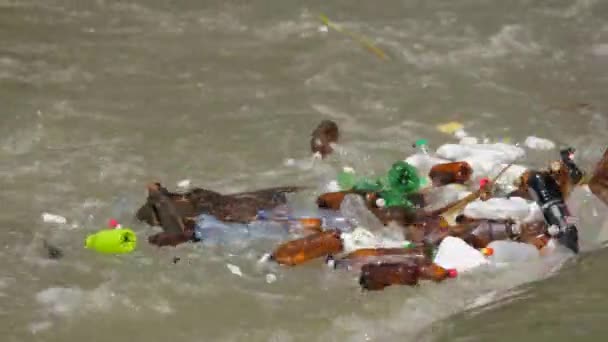 ゴミとゴミを川の流れに浮かぶ — ストック動画
