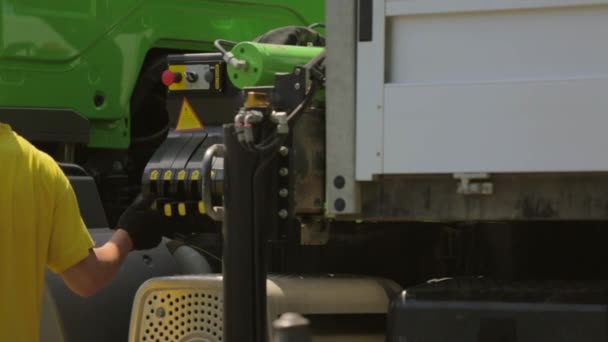 Машина для очистки рек в рабочем процессе — стоковое видео