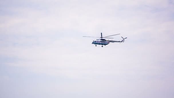 Hélicoptère volant dans un ciel nuageux — Video