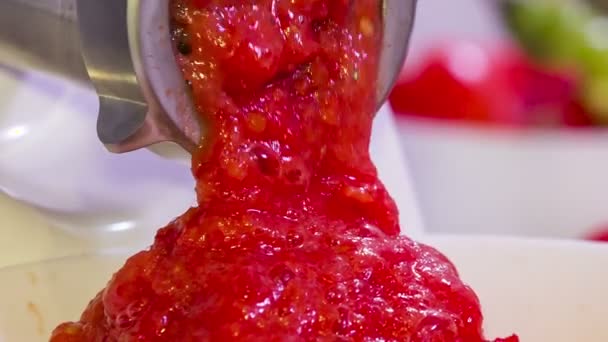 Vleesmolen Machine In actie met verse tomaten — Stockvideo