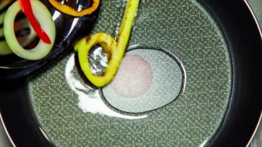 Sebze kızarmış tavada harflerin