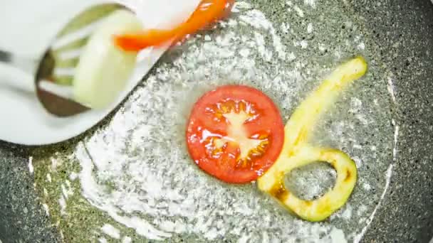 Письма с овощами, жарящимися на сковороде — стоковое видео